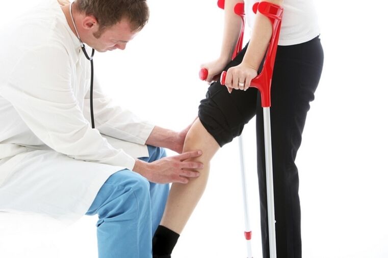 Inspektion des Knies eines Patienten mit Arthrose des Kniegelenks